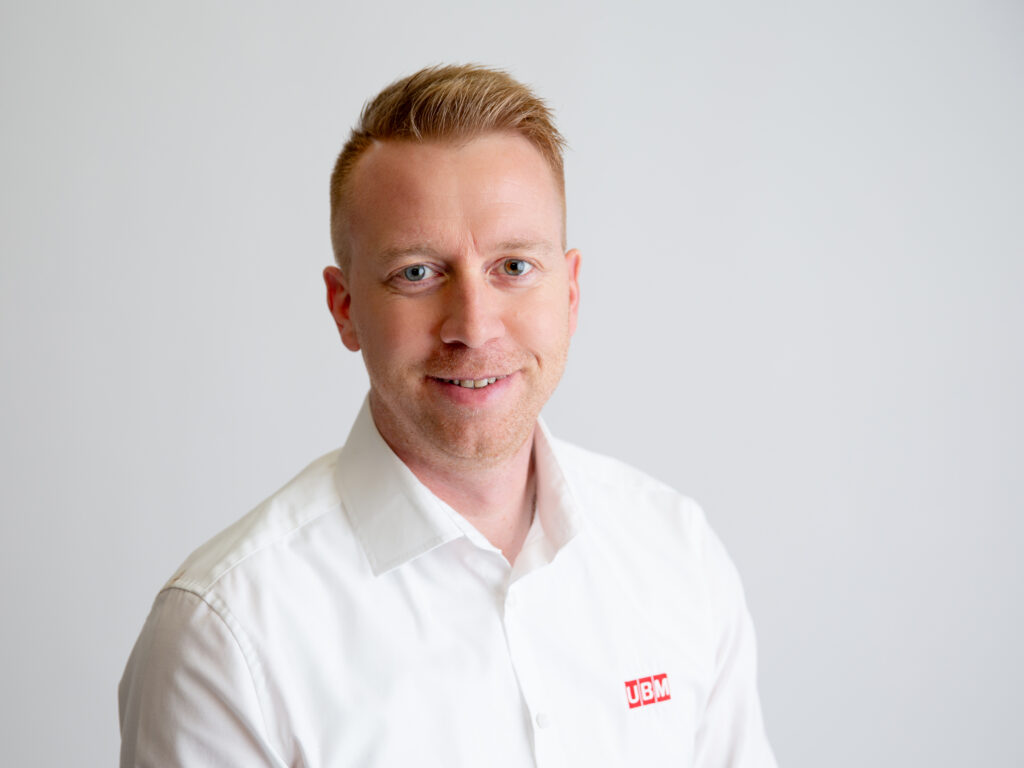 UBM-Team im Gespräch mit Besucher:innen am IT-Messestand – Präsentation von Lösungen für IT-Sicherheit, Monitoring und Datenschutz.